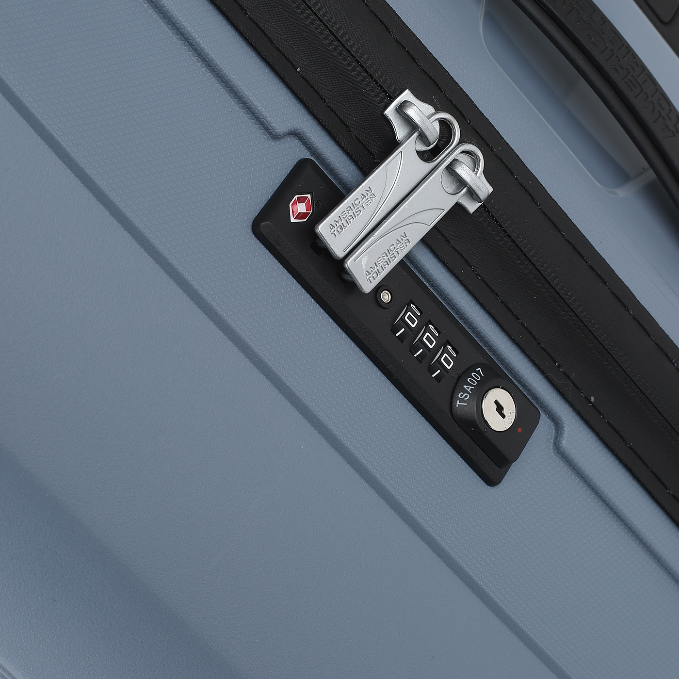 Чемодан большой L из полипропилена с кодовым замком American Tourister Airconic
