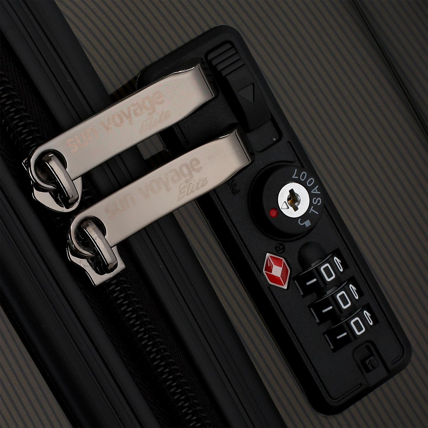 Чемодан средний M с кодовым замком Sun Voyage Elit