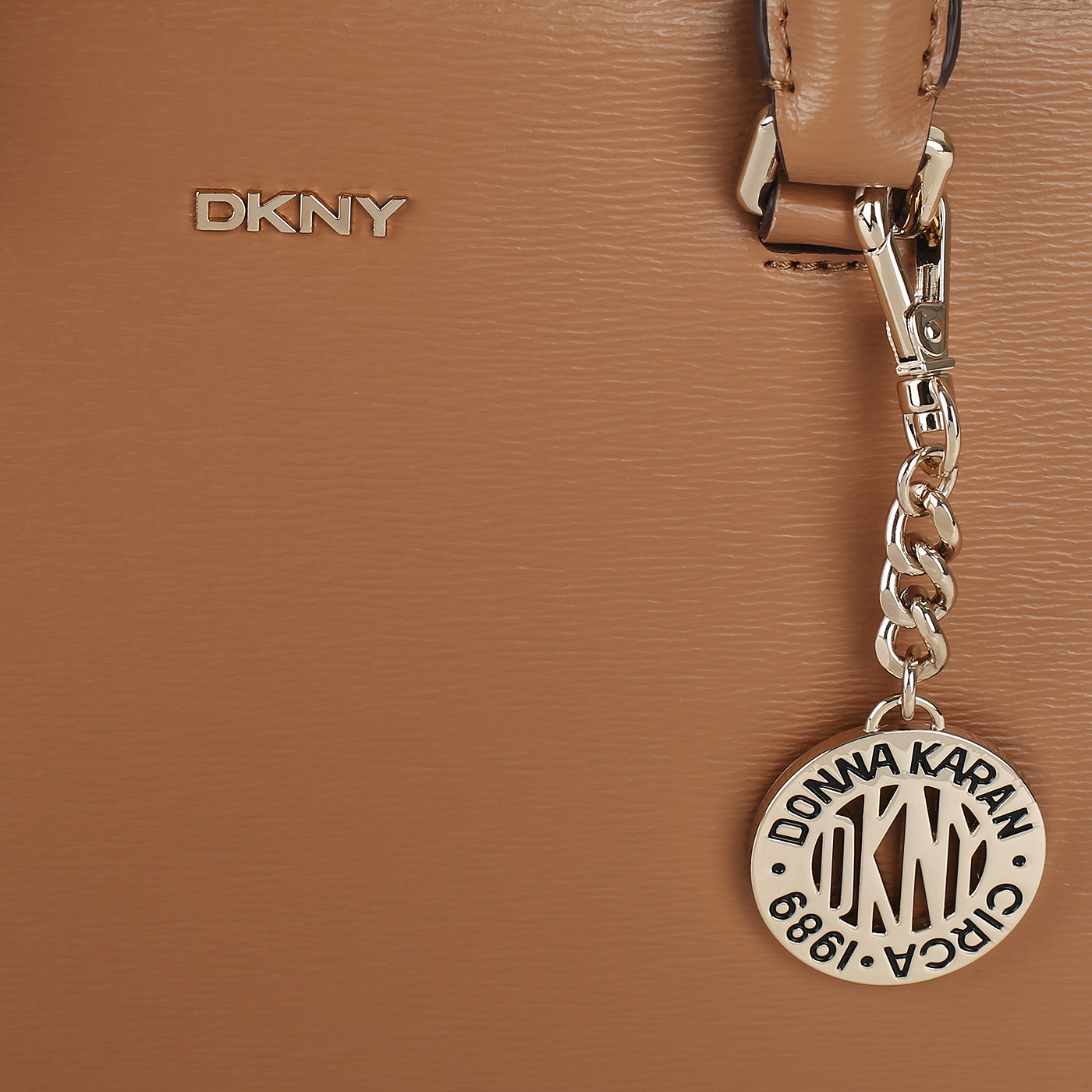 Сумка с фирменным брелоком DKNY Bryant