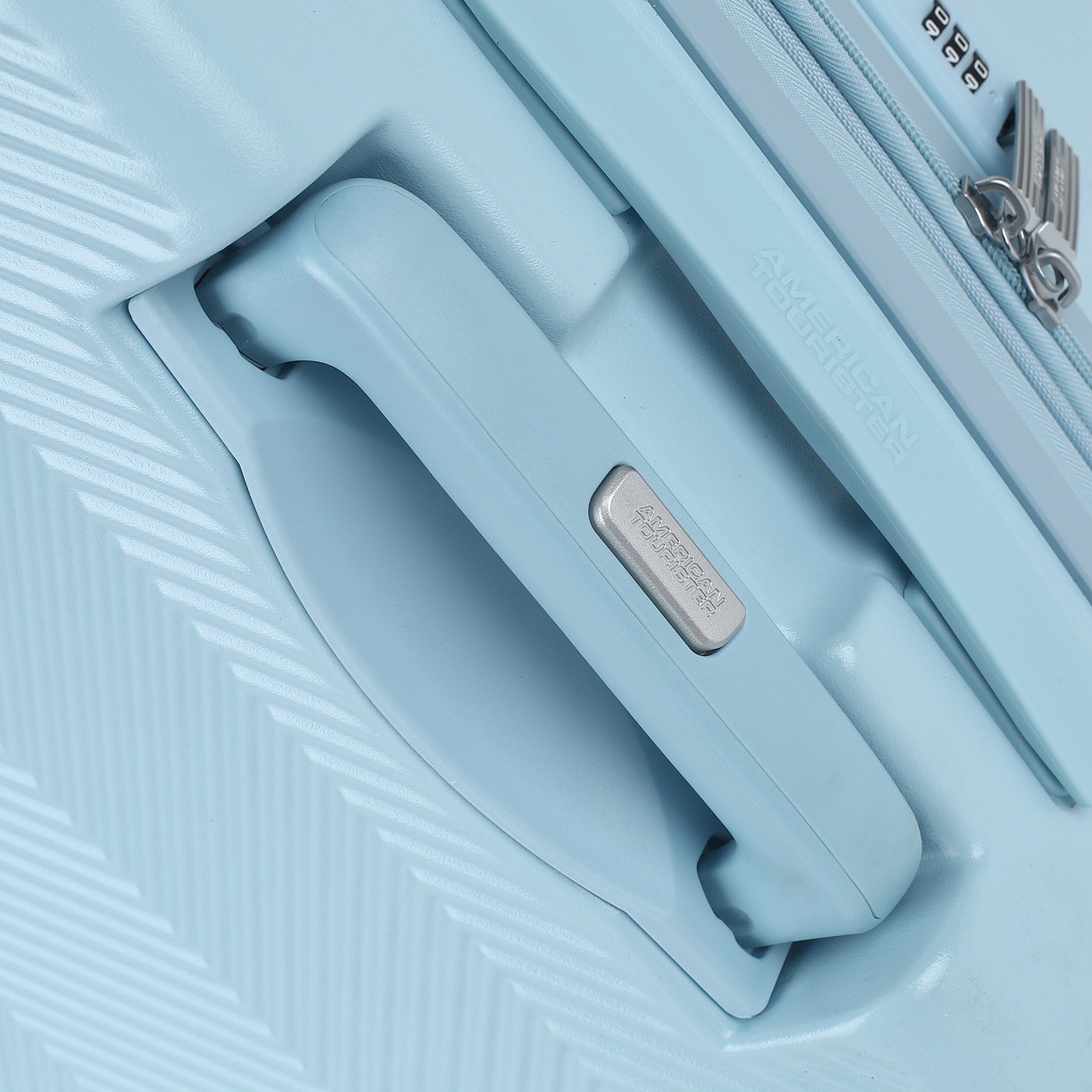 Чемодан средний M из поликарбоната с кодовым замком American Tourister Flylife