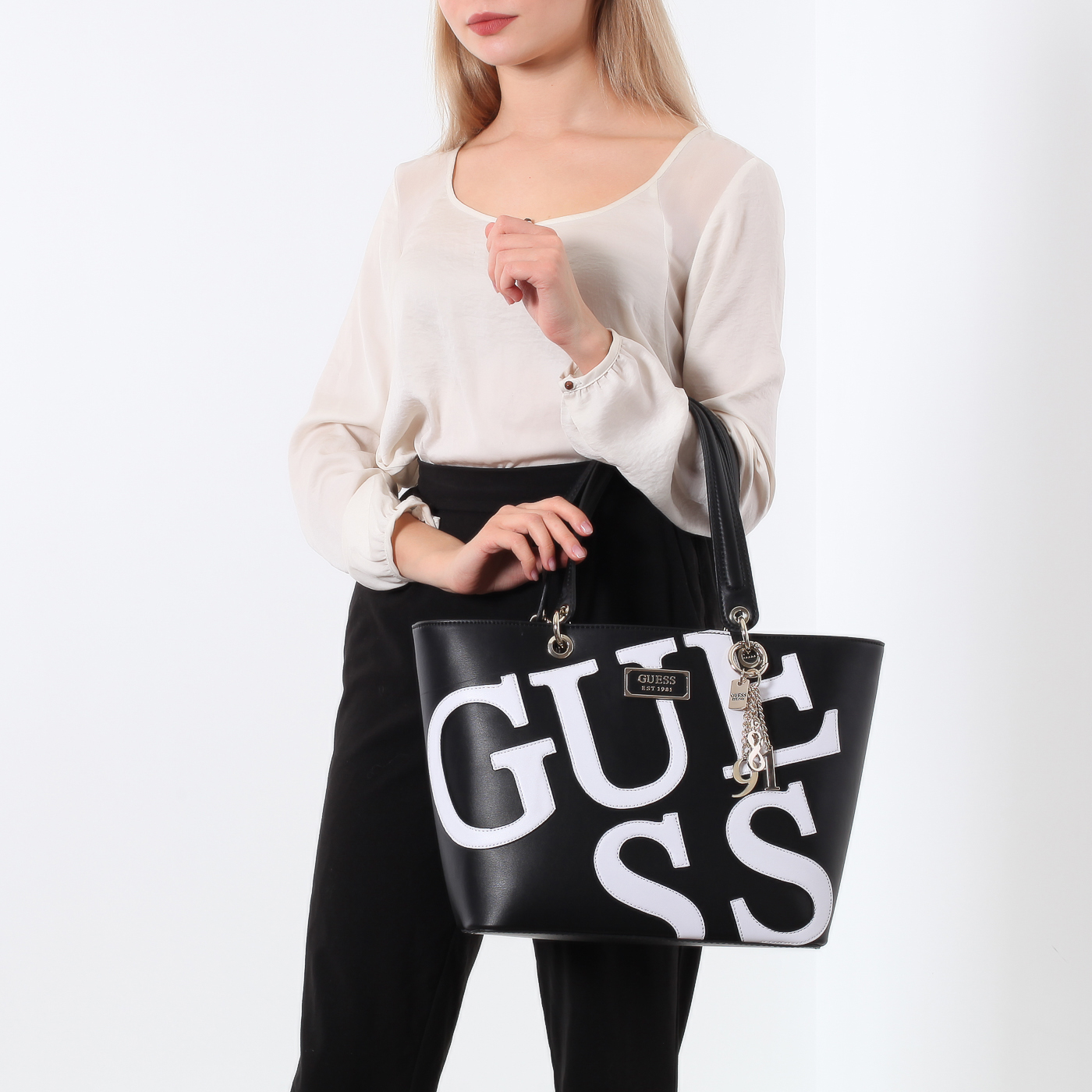 Сумка с логотипом бренда Guess Kamryn