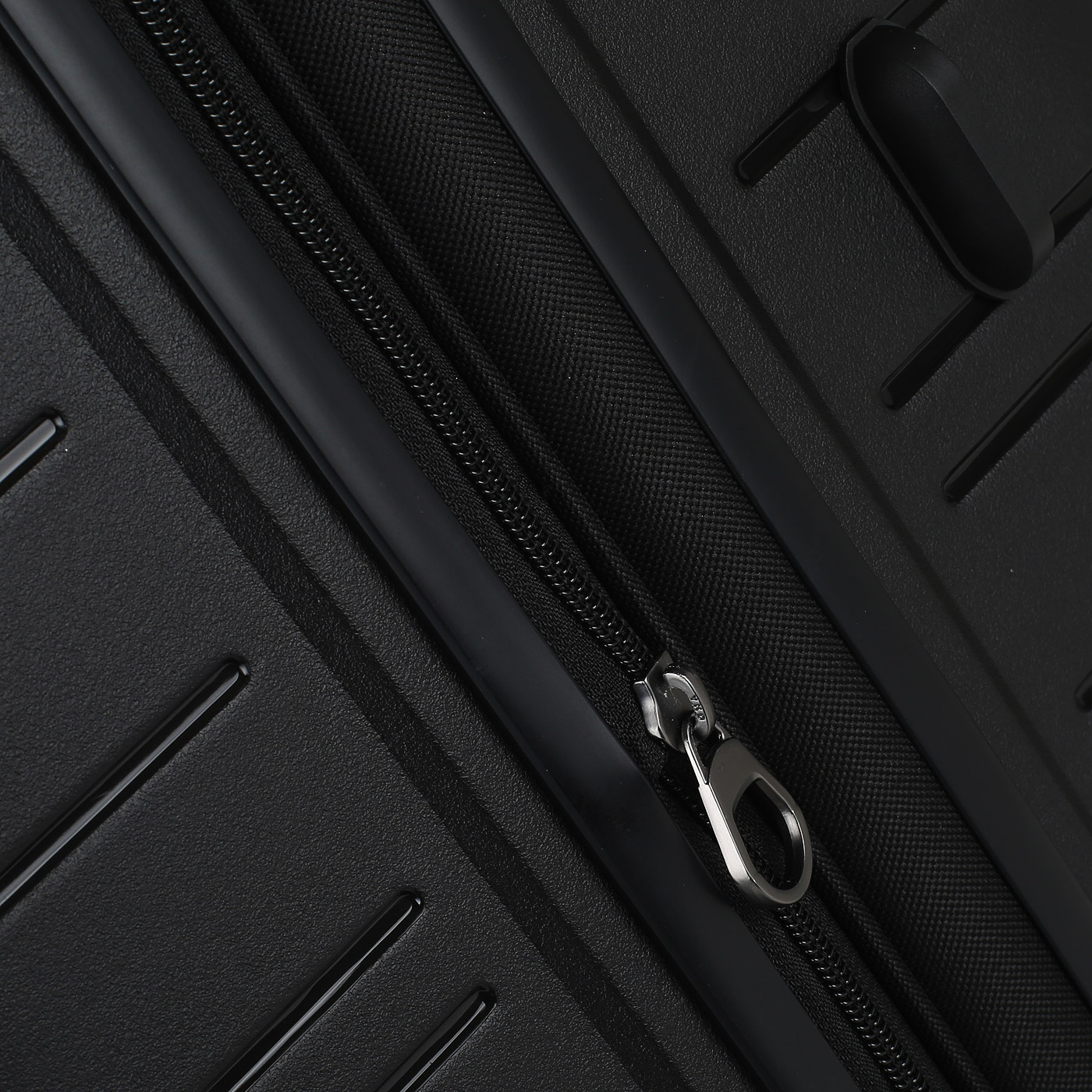 Чемодан средний M из полипропилена с кодовым замком Stevens Cruise